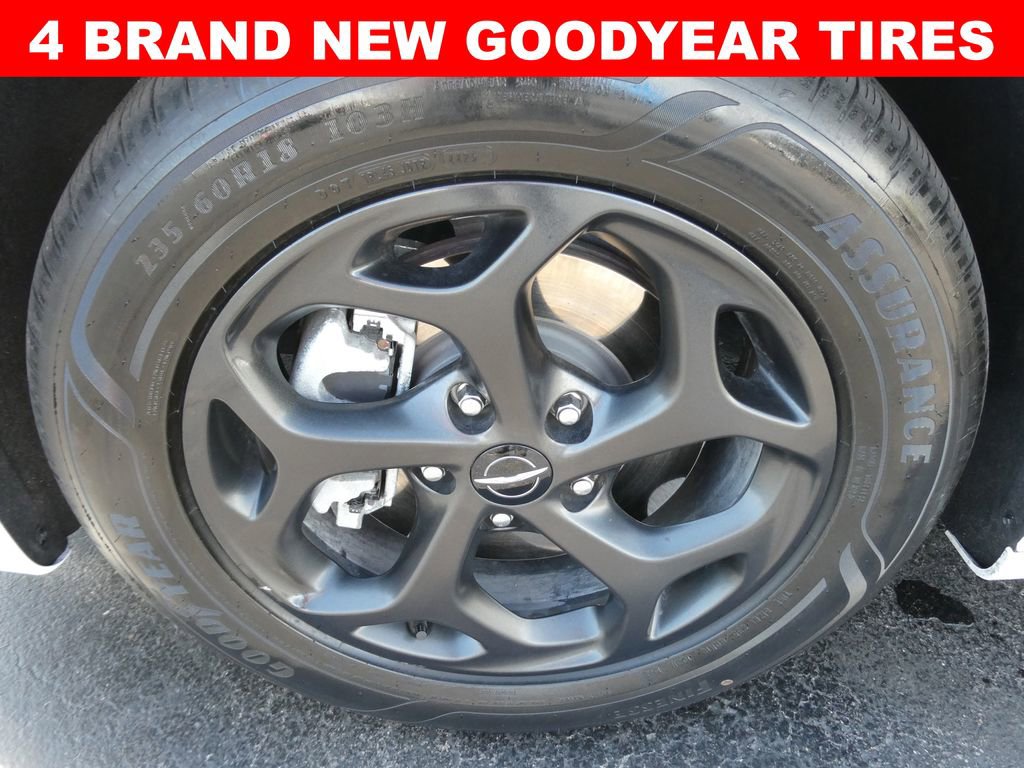 Used 2024 Chrysler Pacifica Premium image 4