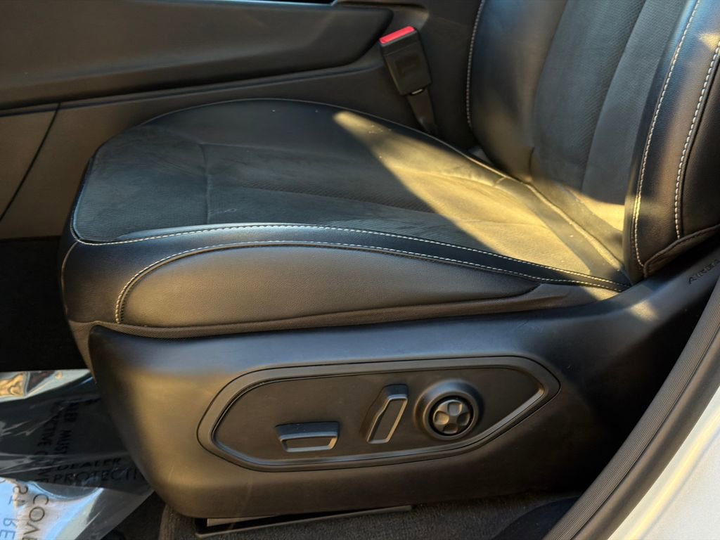 Used 2023 Jeep Grand Cherokee Altitude image 16