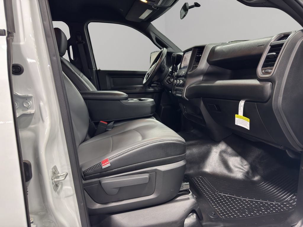 Used 2024 RAM 5500 Tradesman w/ Chrome Appearance Group AWD/4WD image 12
