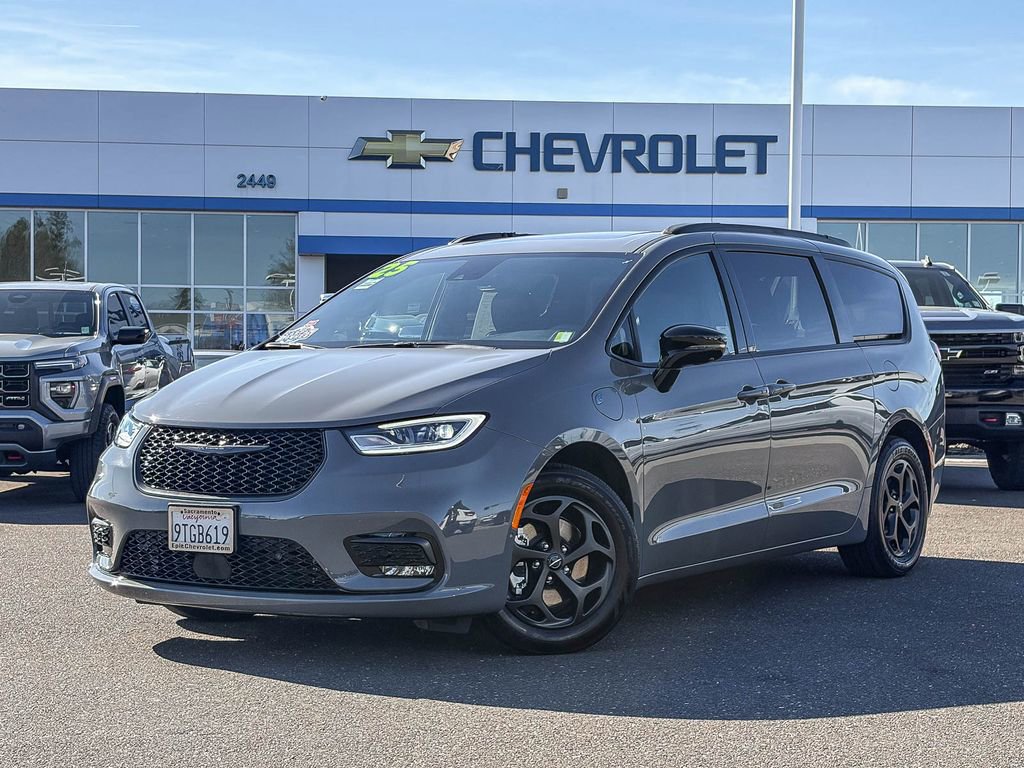 Used 2025 Chrysler Pacifica Premium image 1