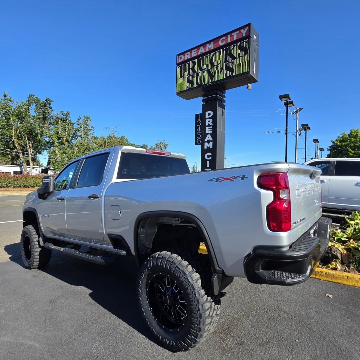 Used 2022 Chevrolet Silverado 2500 Custom w/ Custom Value Package AWD/4WD image 8
