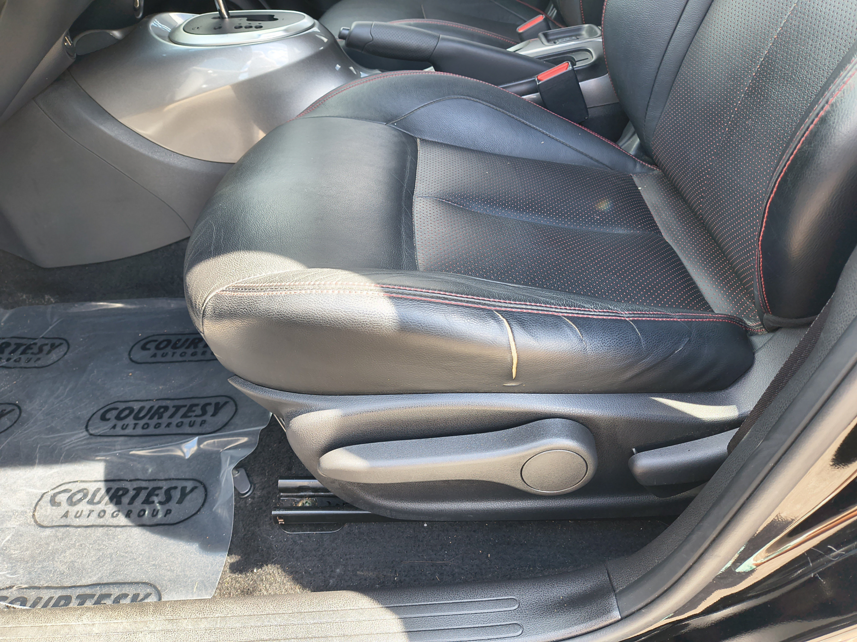 Used 2014 Nissan Juke SL FWD image 17