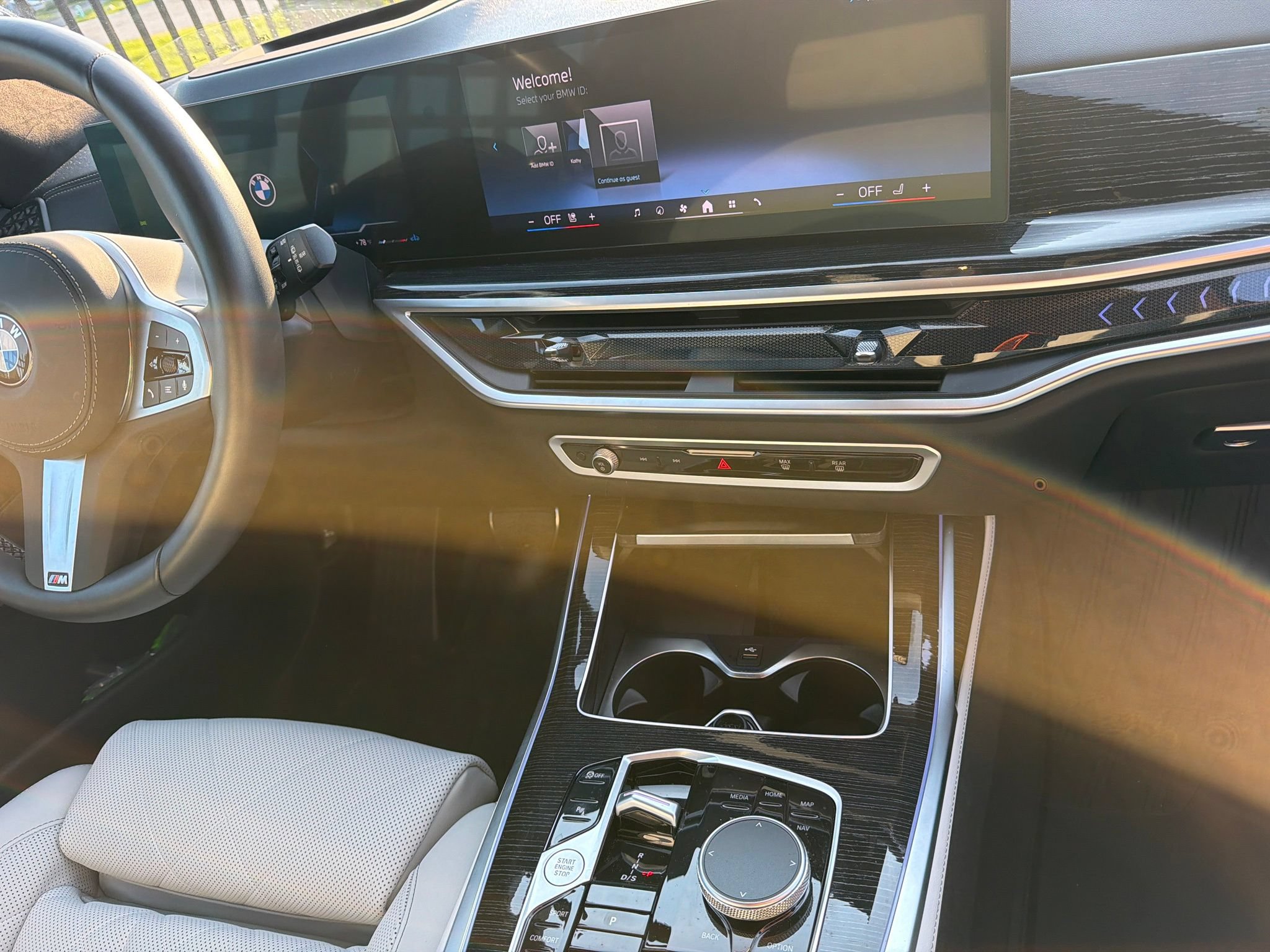 Used 2025 BMW X7 xDrive40i w/ M Sport Package AWD/4WD image 9