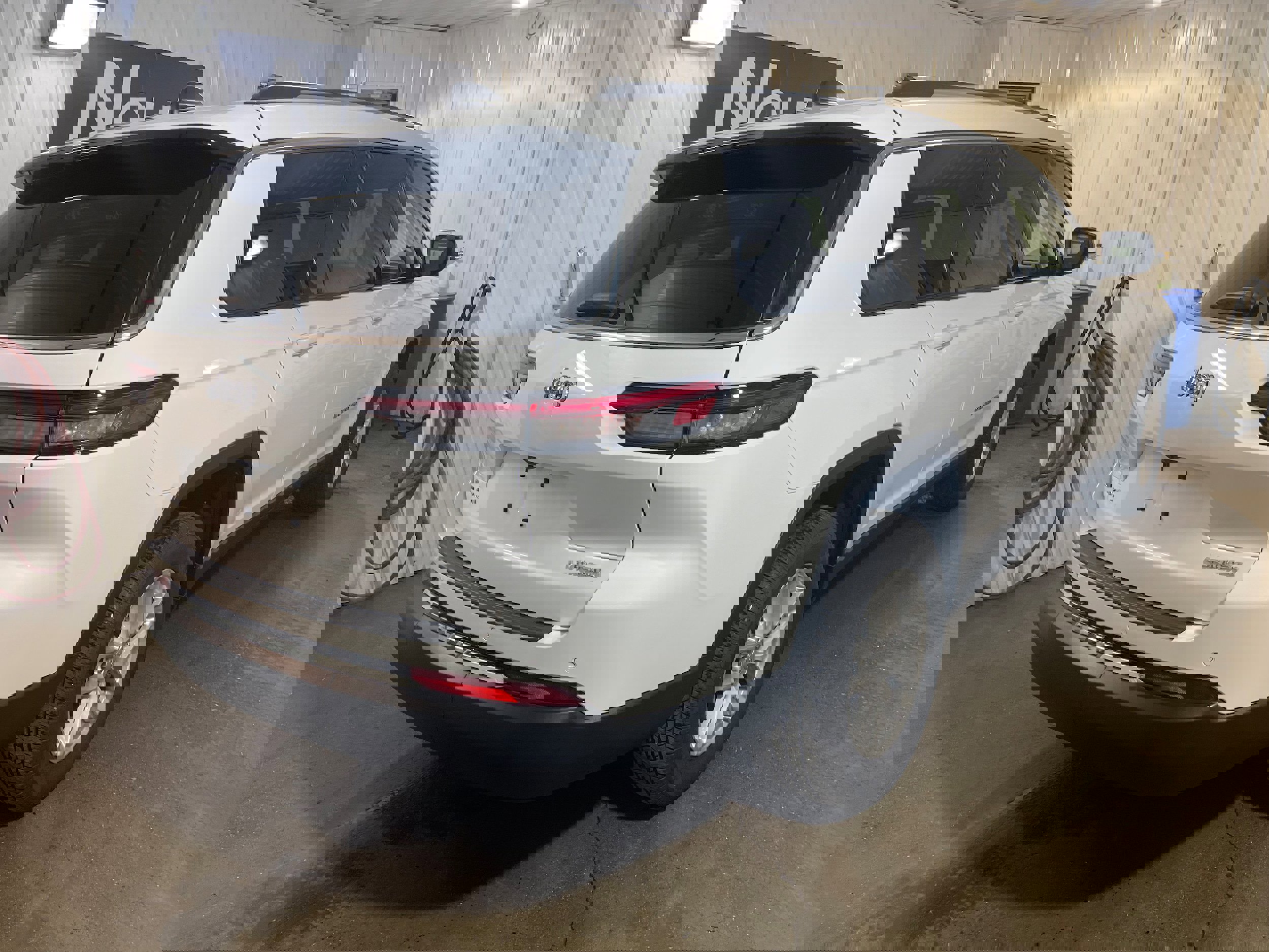 Used 2023 Jeep Grand Cherokee L Laredo image 6