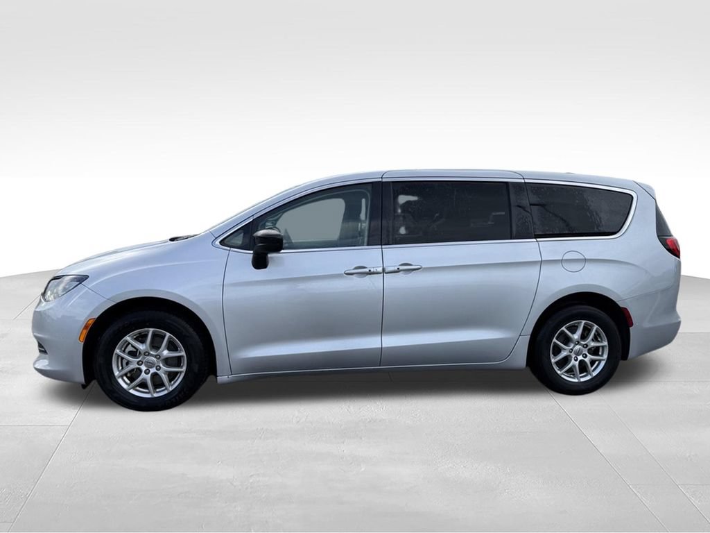 Used 2024 Chrysler Voyager LX FWD image 2