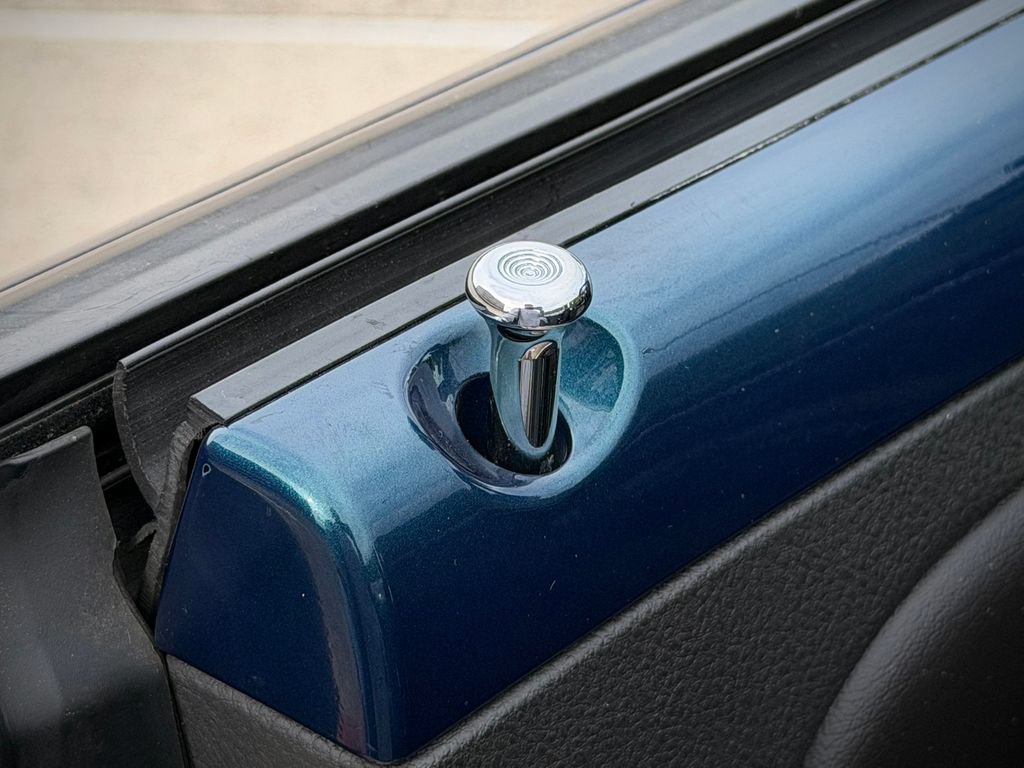 Used 2005 Chevrolet SSR w/ Preferred Equipment Group RWD image 23