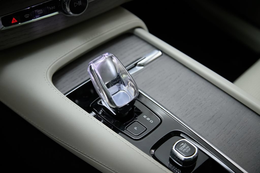 Certified 2024 Volvo XC90 T8 Ultimate w/ Protection Package Premier AWD/4WD image 18
