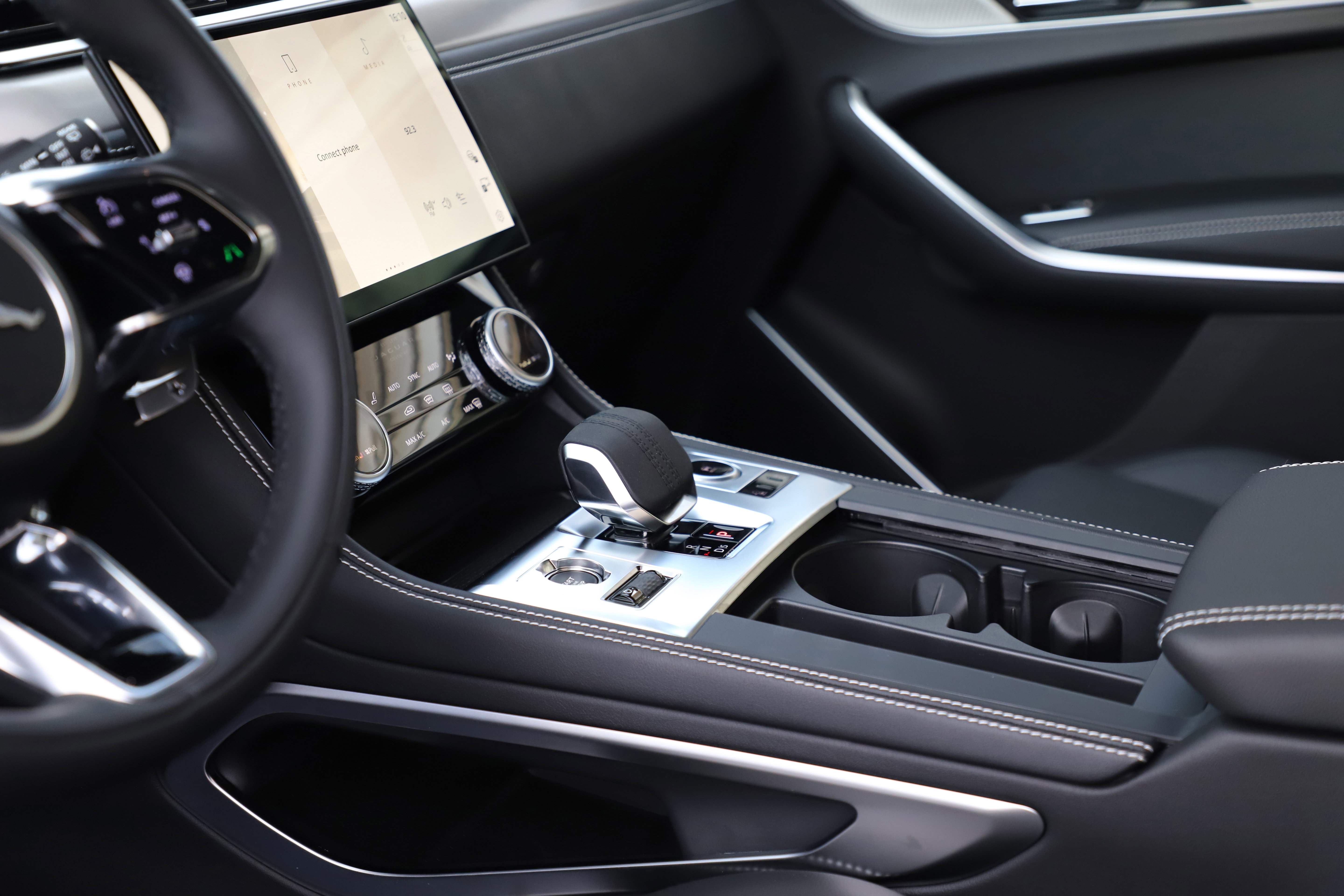 New 2026 Jaguar F-PACE R-Dynamic S image 18