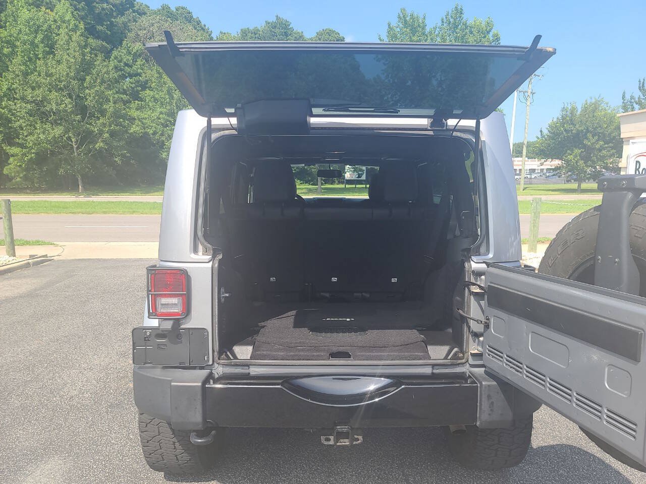 Used 2015 Jeep Wrangler Unlimited Sahara AWD/4WD image 27