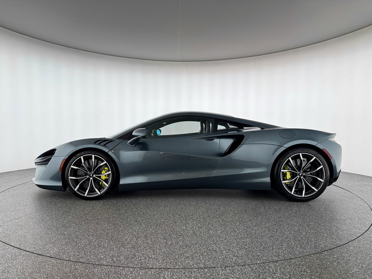 Used 2023 McLaren Artura image 2