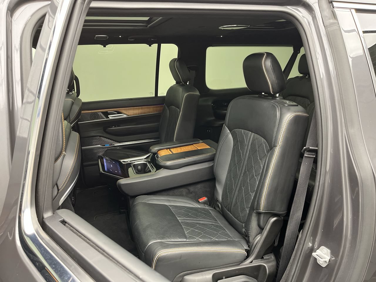 Used 2024 Jeep Grand Wagoneer L Series III AWD/4WD image 18