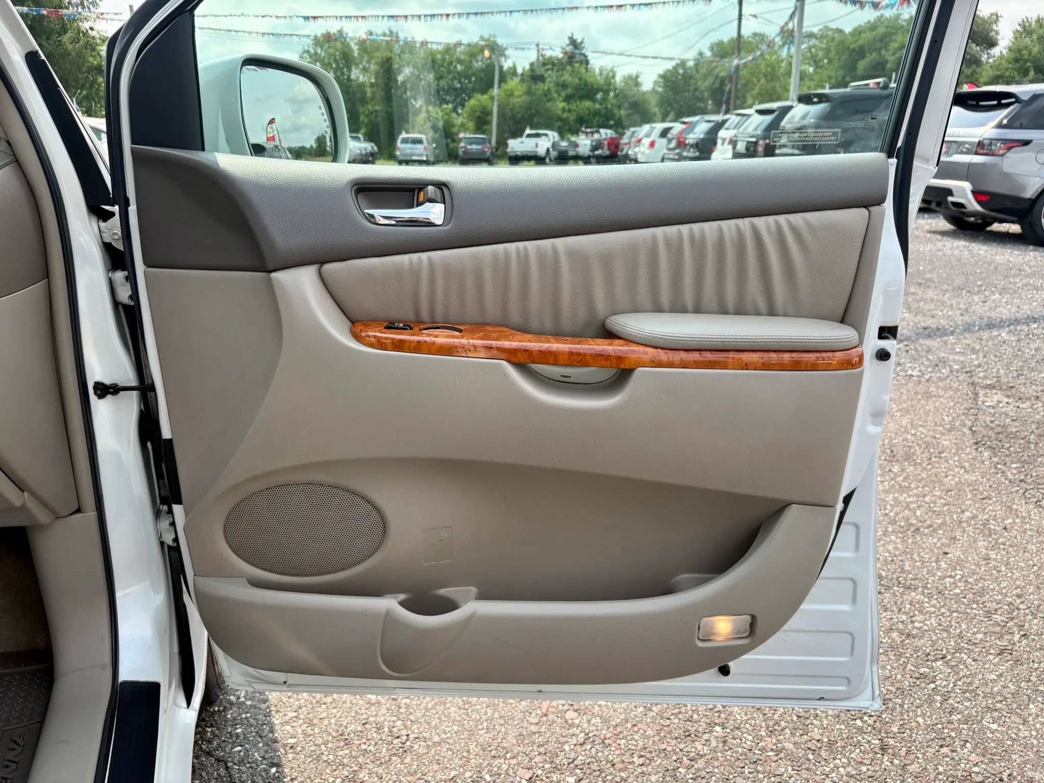 Used 2006 Toyota Sienna XLE w/ XLE Pkg 8 FWD image 14