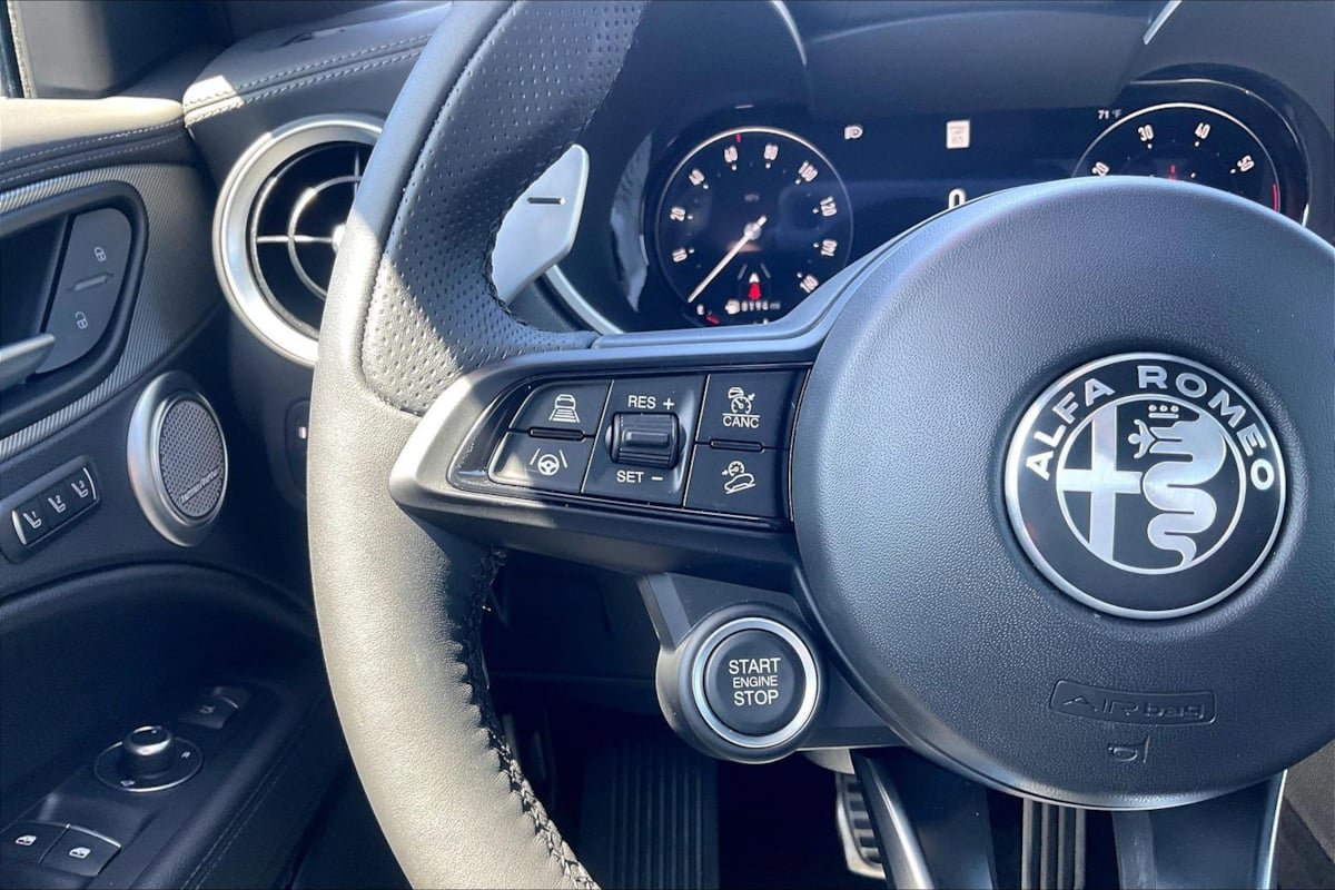 Used 2025 Alfa Romeo Stelvio Sprint AWD/4WD image 16