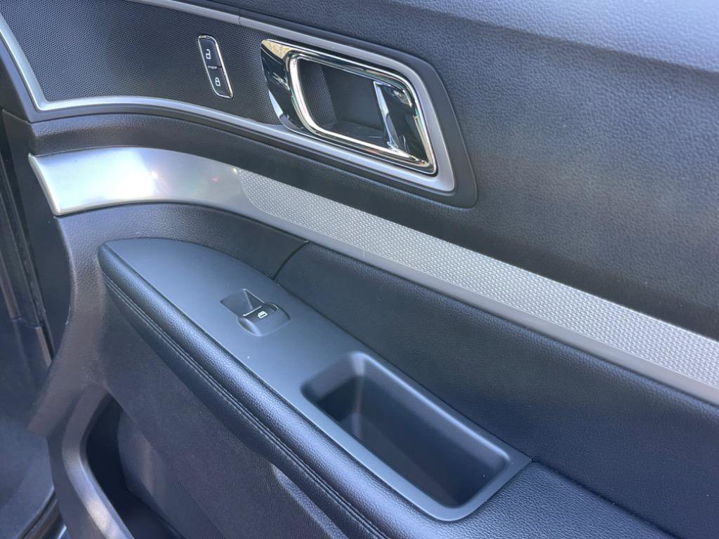 Used 2017 Ford Explorer XLT w/ Equipment Group 201A AWD/4WD image 38