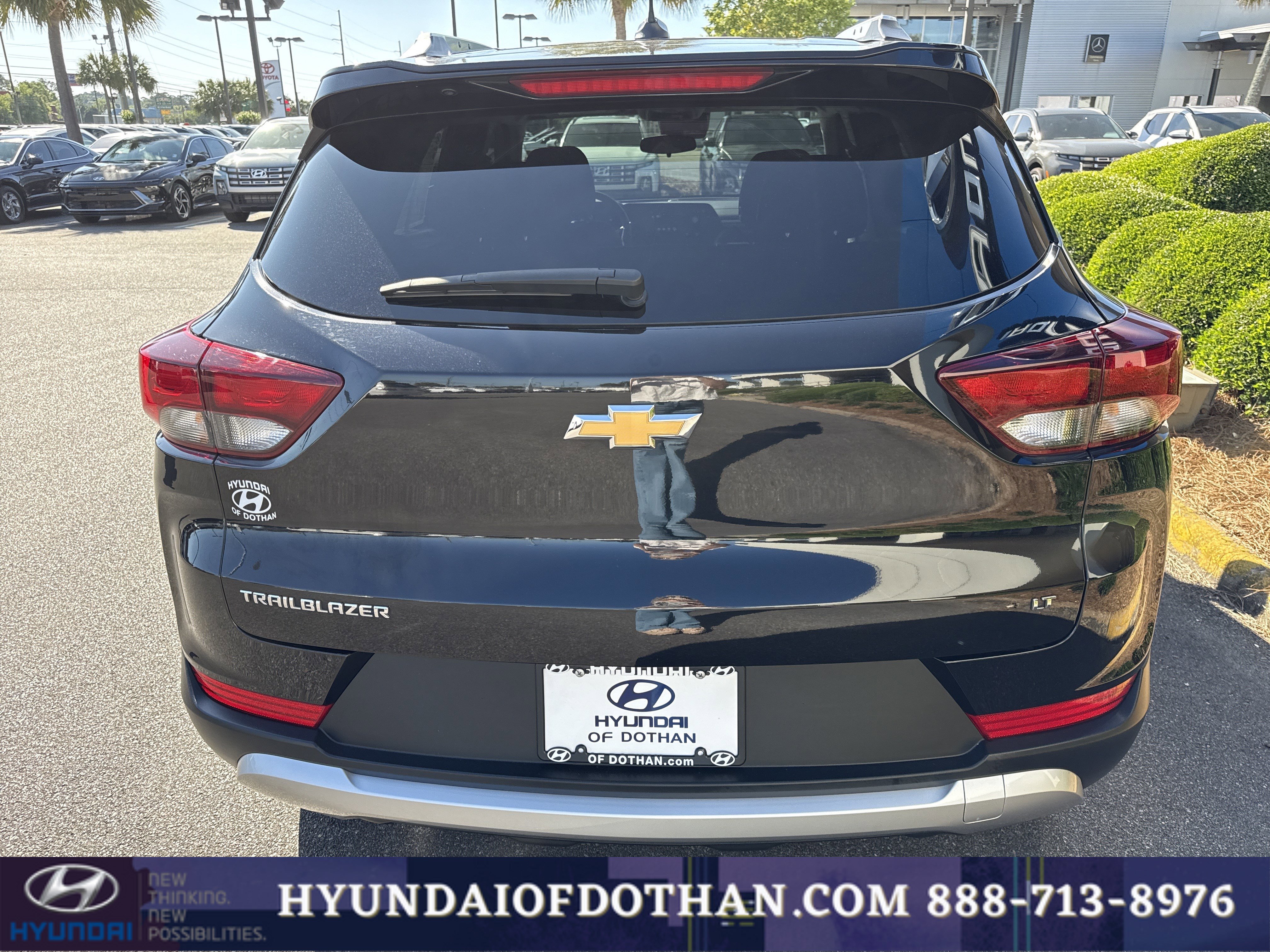 Used 2025 Chevrolet TrailBlazer LT FWD image 3