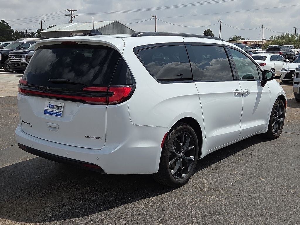 Used 2025 Chrysler Pacifica Limited FWD image 5