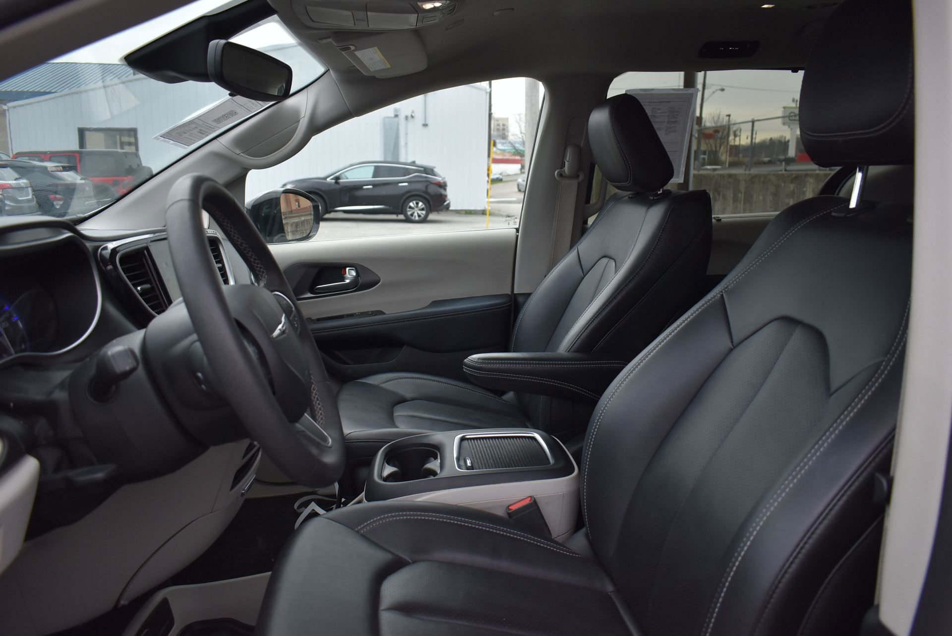 Used 2024 Chrysler Pacifica Touring-L image 14