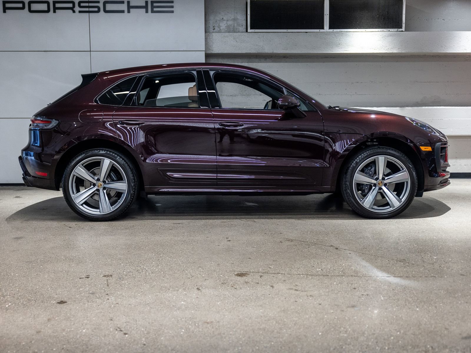 Certified 2024 Porsche Macan AWD/4WD image 9