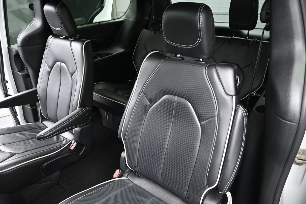 Used 2025 Chrysler Pacifica Limited FWD image 16