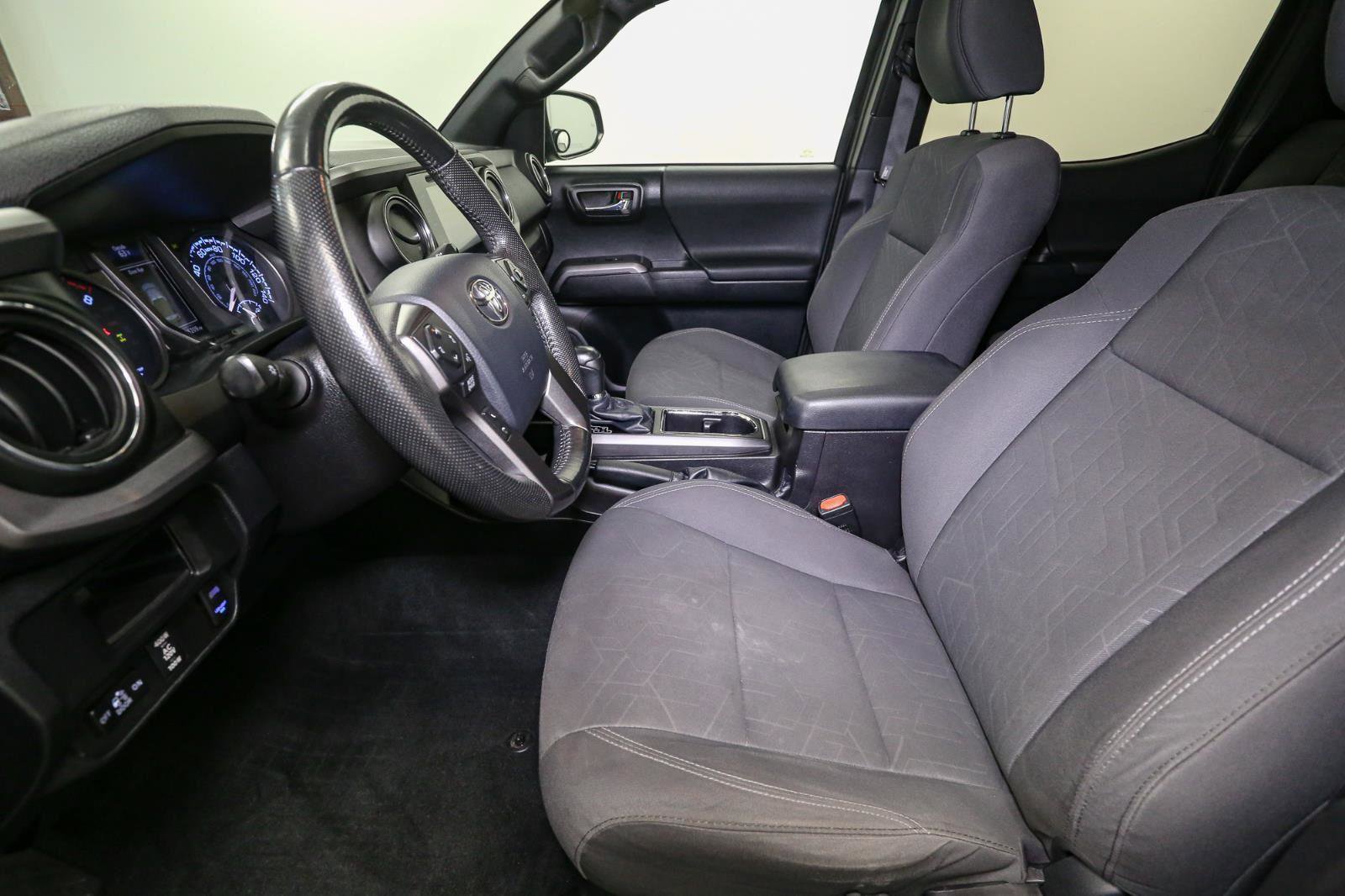 Used 2016 Toyota Tacoma TRD Sport image 43