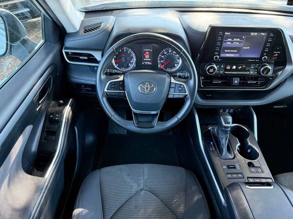 Used 2022 Toyota Highlander LE AWD/4WD image 2