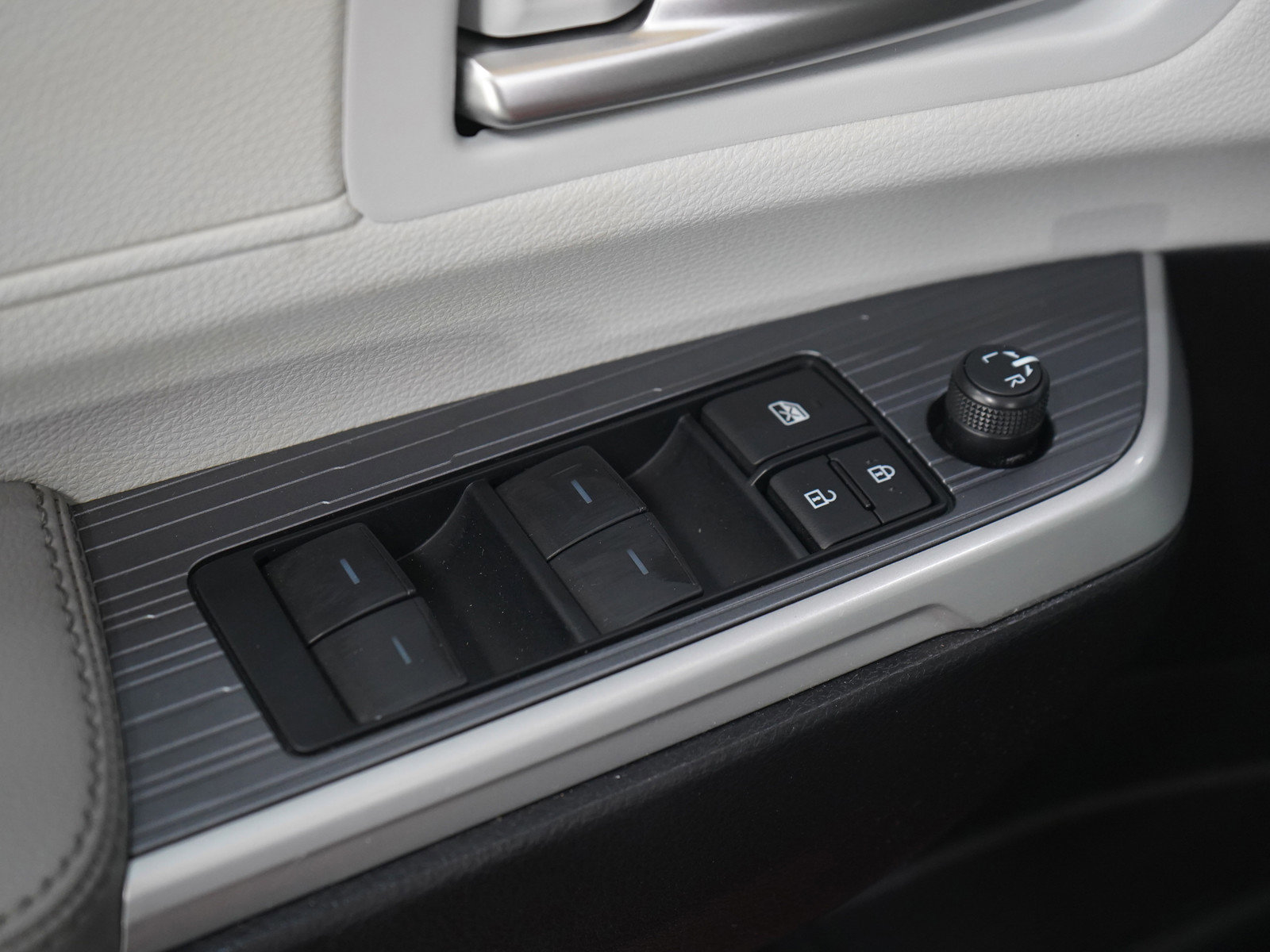 Used 2025 Toyota Sienna XLE w/ XLE Plus Package AWD/4WD image 23