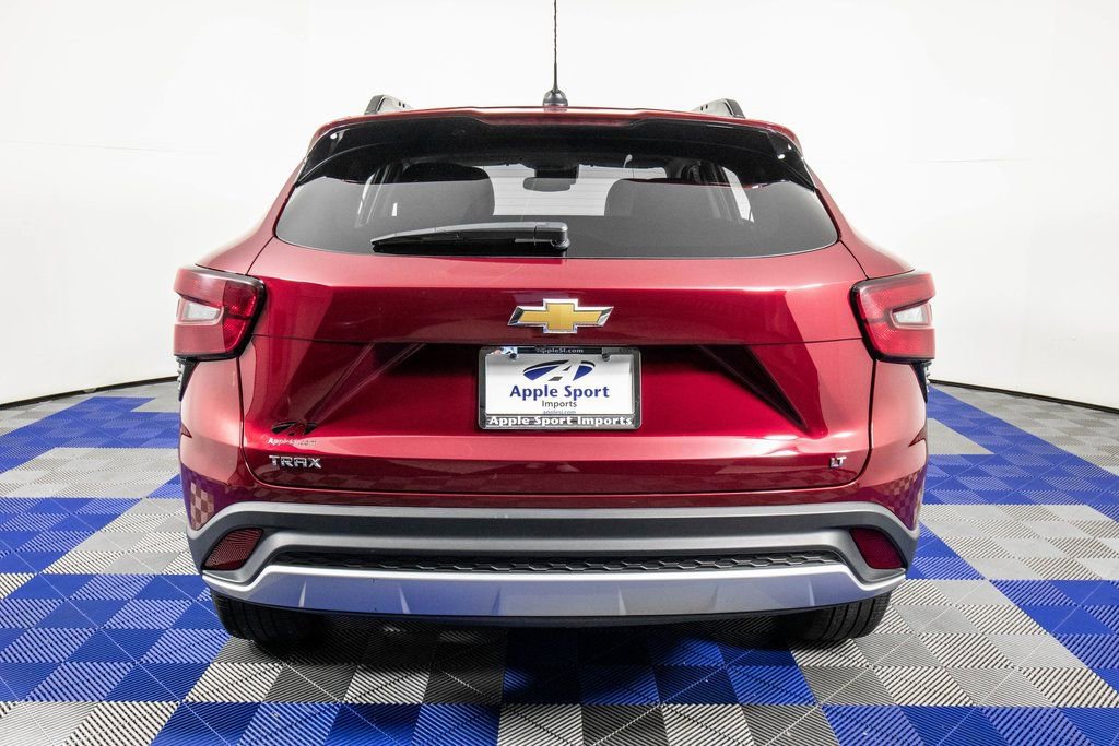 Used 2025 Chevrolet Trax LT w/ LT Convenience Package image 6