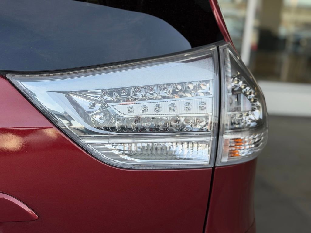 Used 2017 Toyota Sienna SE FWD image 13