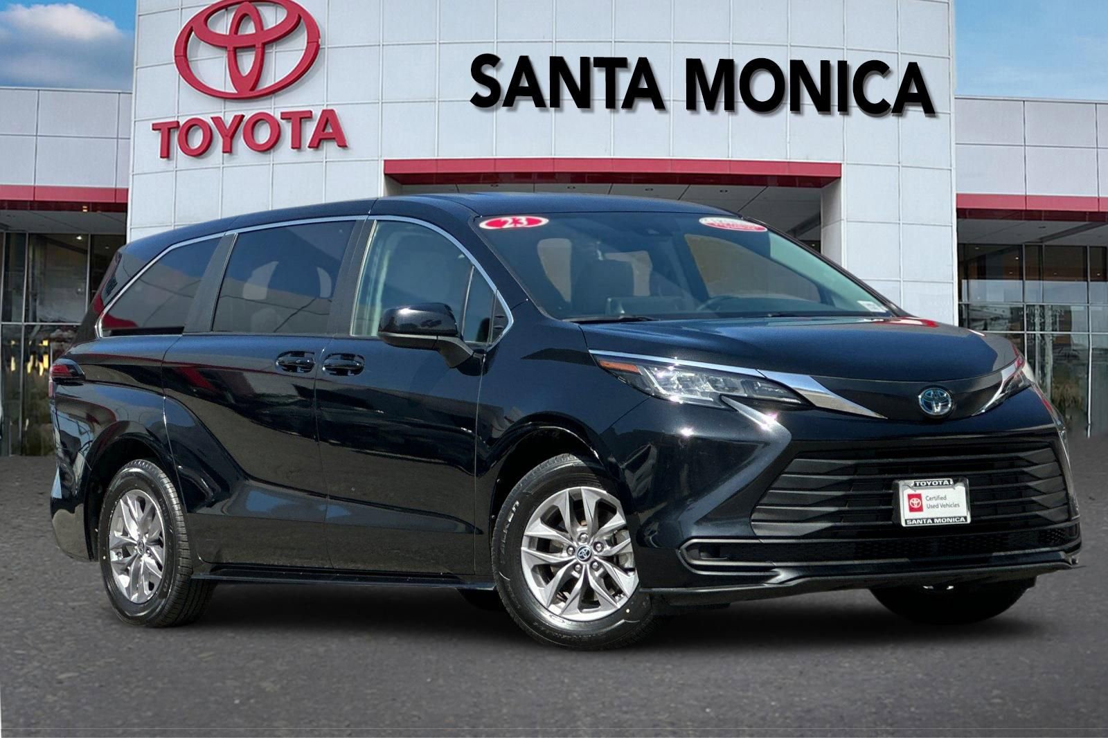 Certified 2023 Toyota Sienna LE FWD image 2