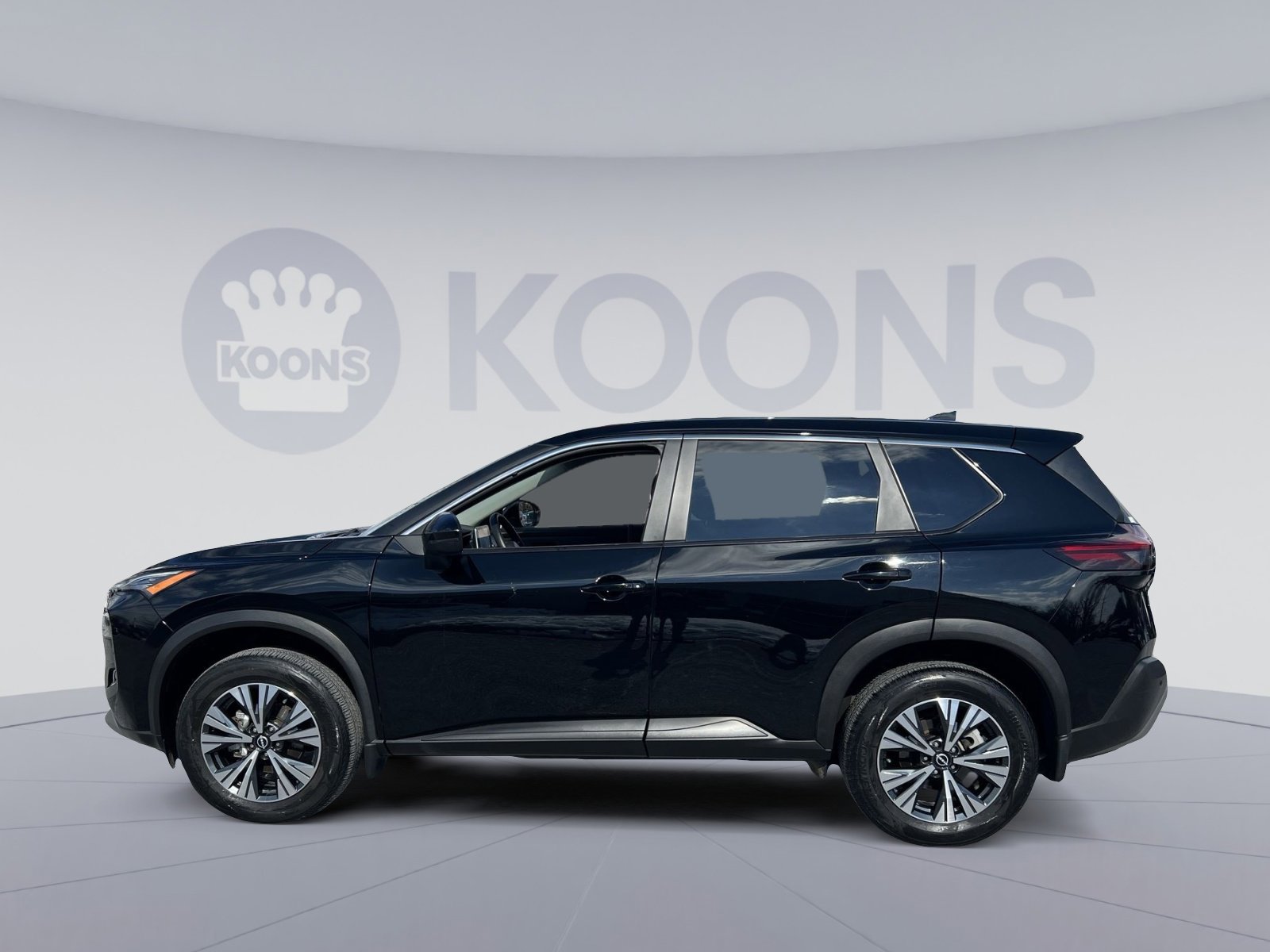 Used 2022 Nissan Rogue SV image 2