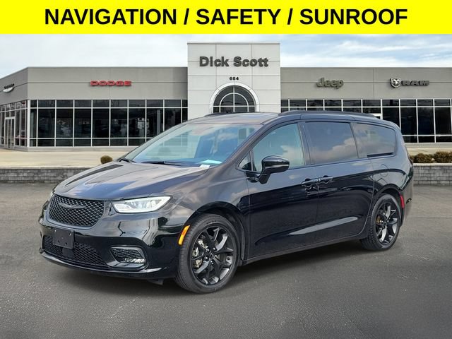 Used 2025 Chrysler Pacifica Limited FWD image 2
