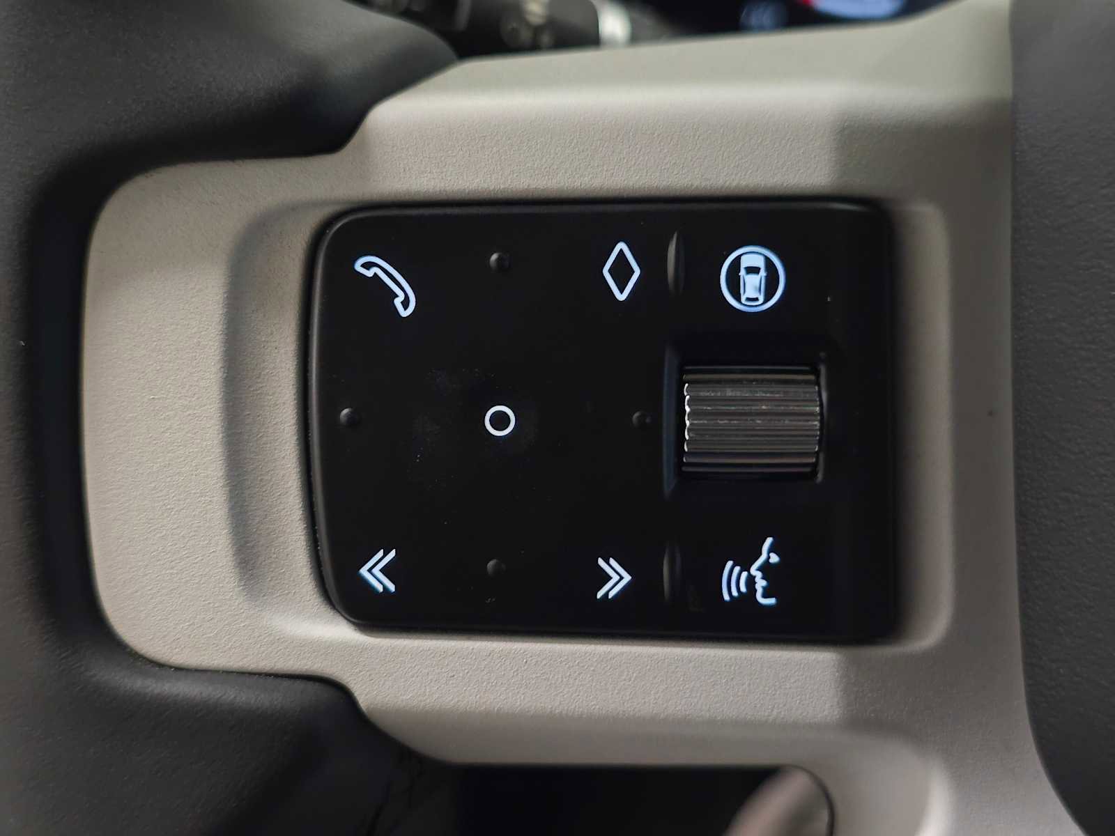 Used 2025 Land Rover Defender 90 X-Dynamic SE image 28