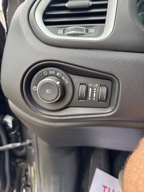 Used 2020 Jeep Renegade Latitude w/ Cold Weather Group image 16