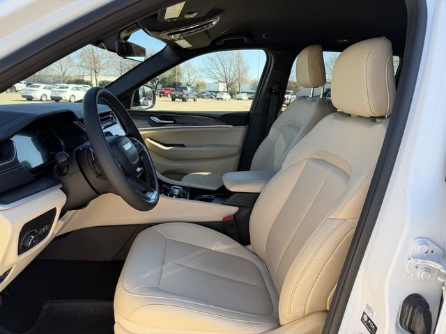 Used 2025 Jeep Grand Cherokee Limited w/ Black Appearance Package image 25