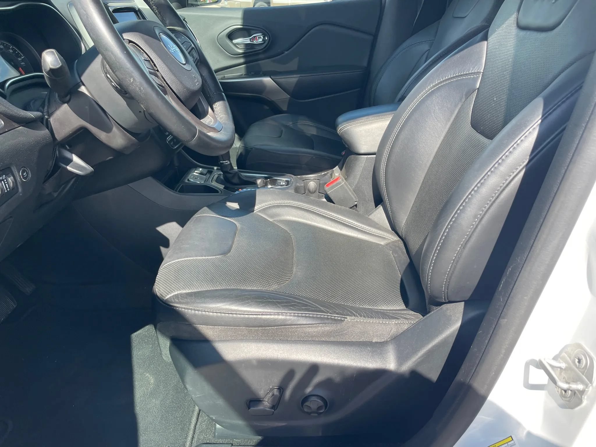 Used 2019 Jeep Cherokee Limited w/ Luxury Group FWD image 18