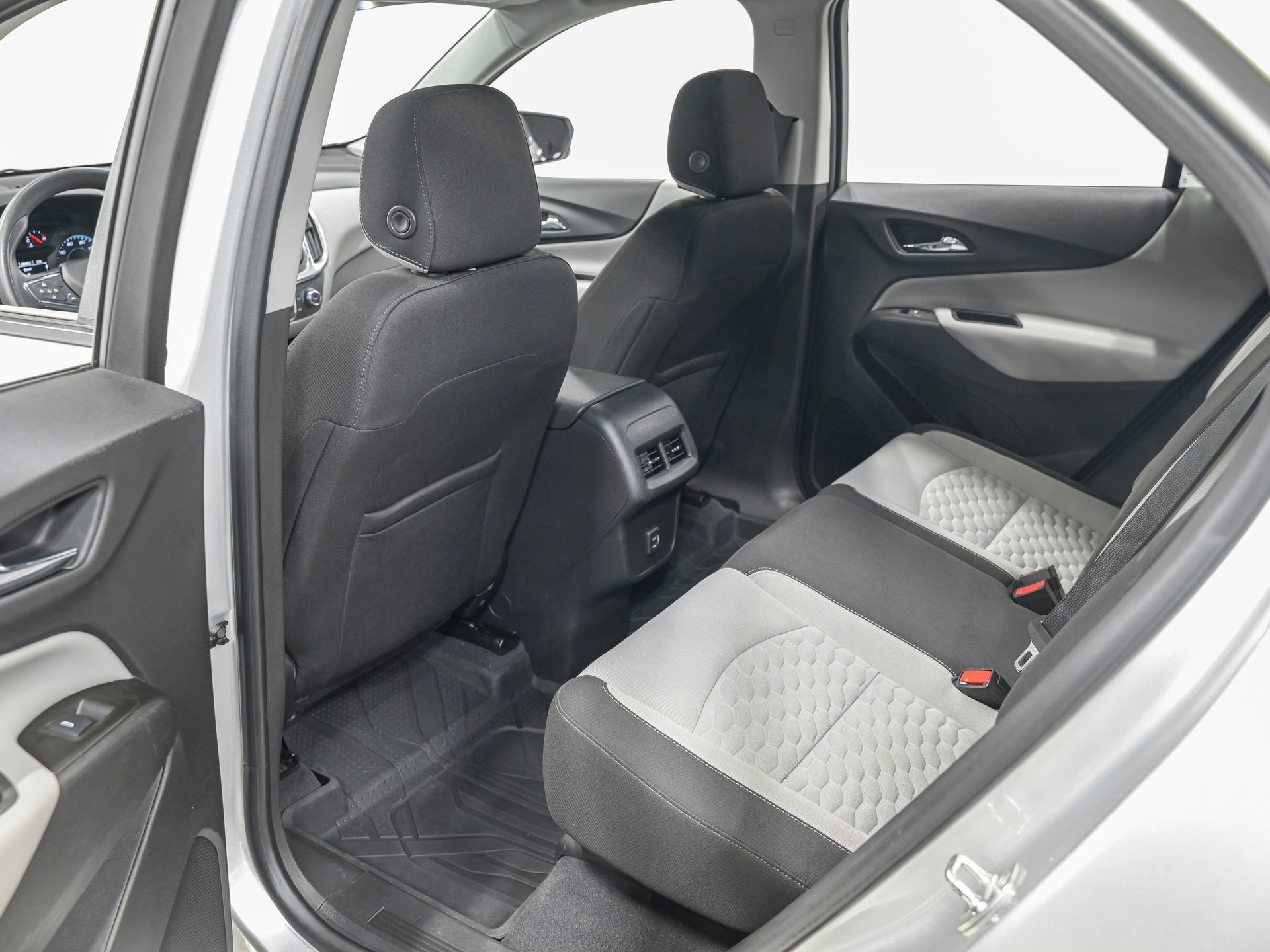 Used 2021 Chevrolet Equinox LS w/ LS Convenience Package image 26