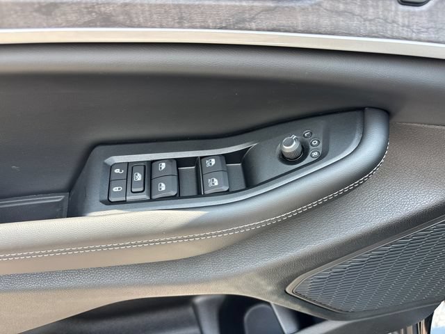 New 2026 Jeep Grand Cherokee Limited w/ Luxury Tech Group II AWD/4WD image 16
