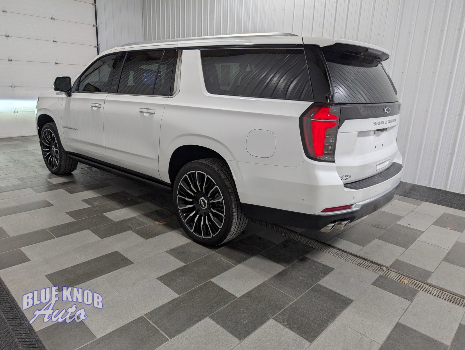 Used 2025 Chevrolet Suburban High Country image 2