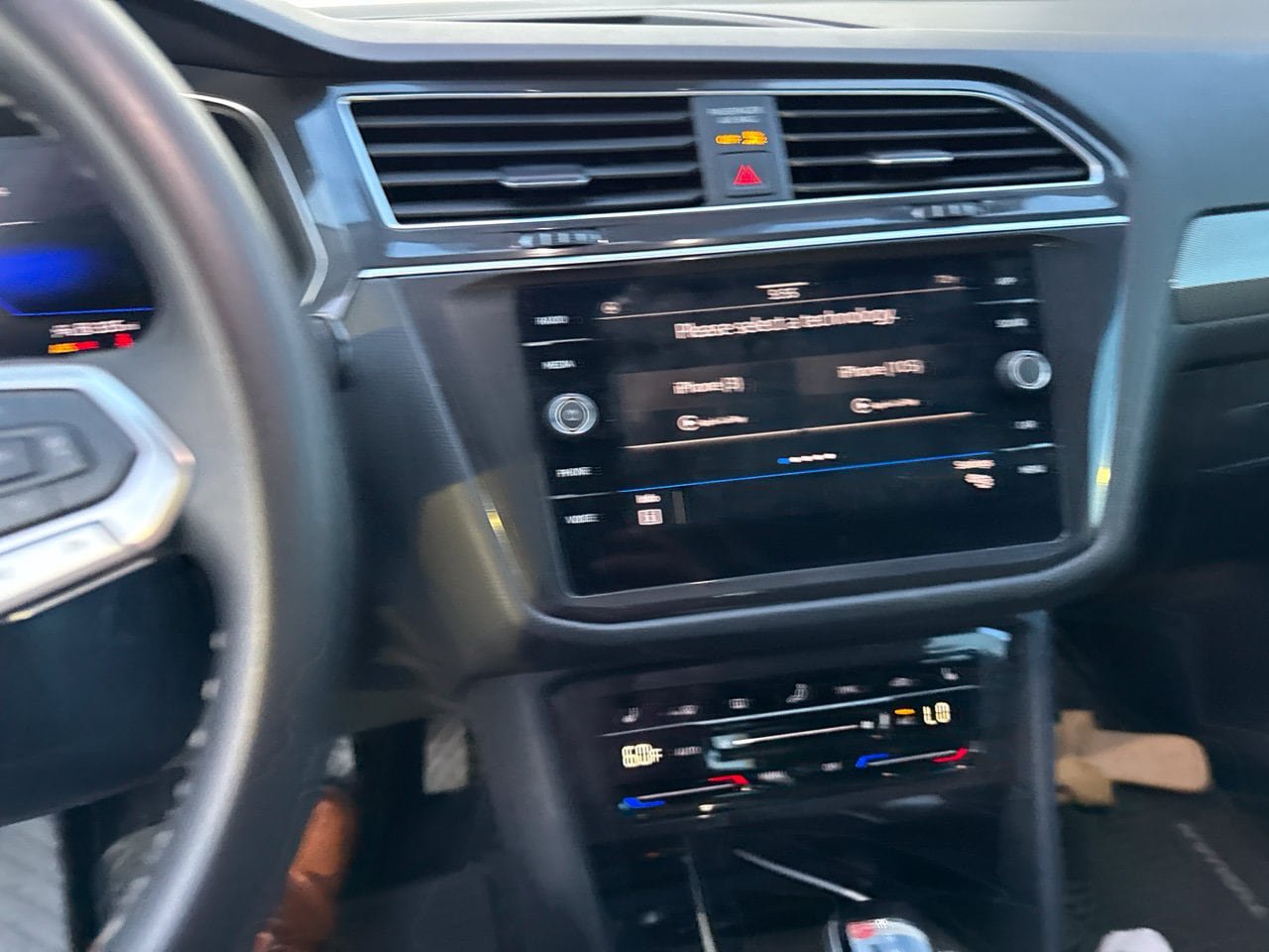 Used 2024 Volkswagen Tiguan SE w/ Panoramic Sunroof Package FWD image 9