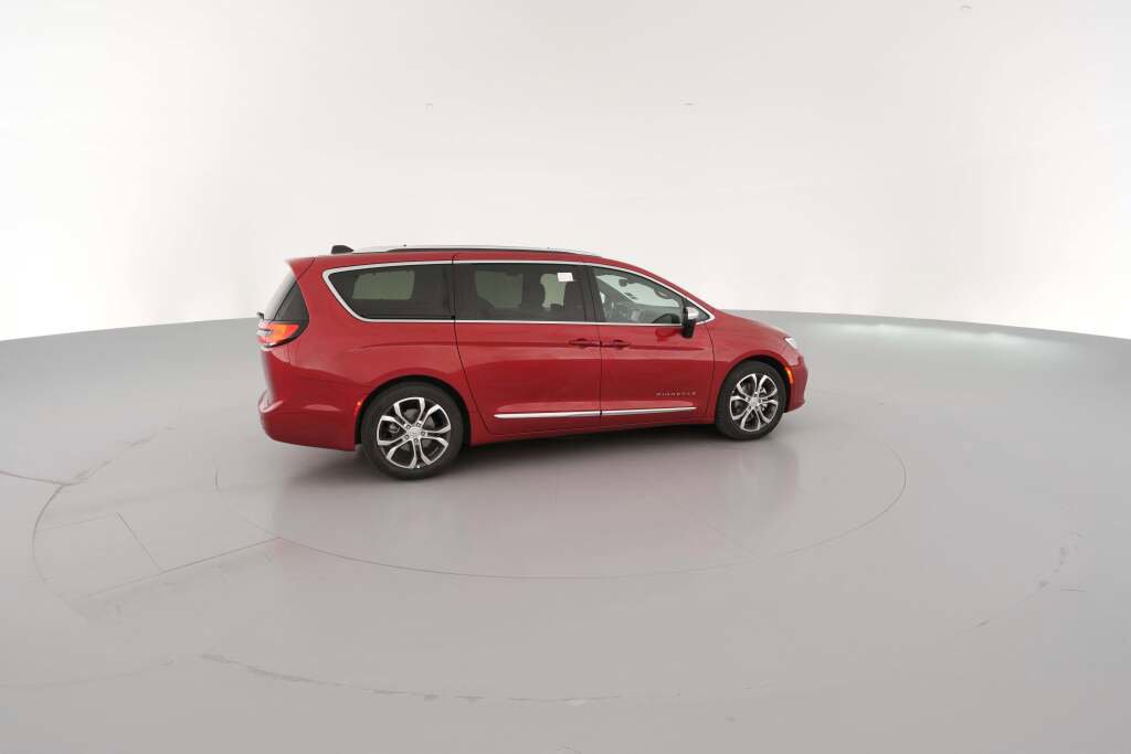 New 2026 Chrysler Pacifica Pinnacle image 13