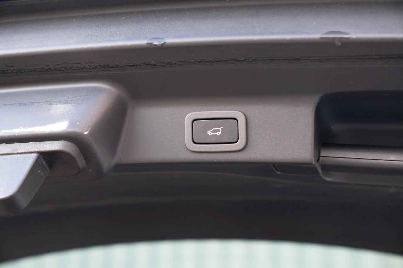 Used 2017 Jaguar F-PACE Premium image 17