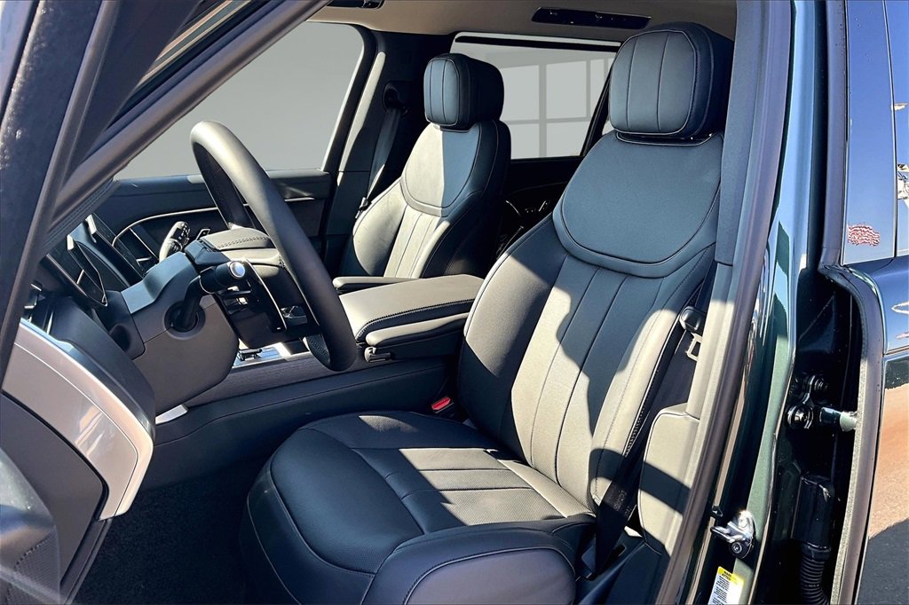 New 2025 Land Rover Range Rover Long Wheelbase SE image 9