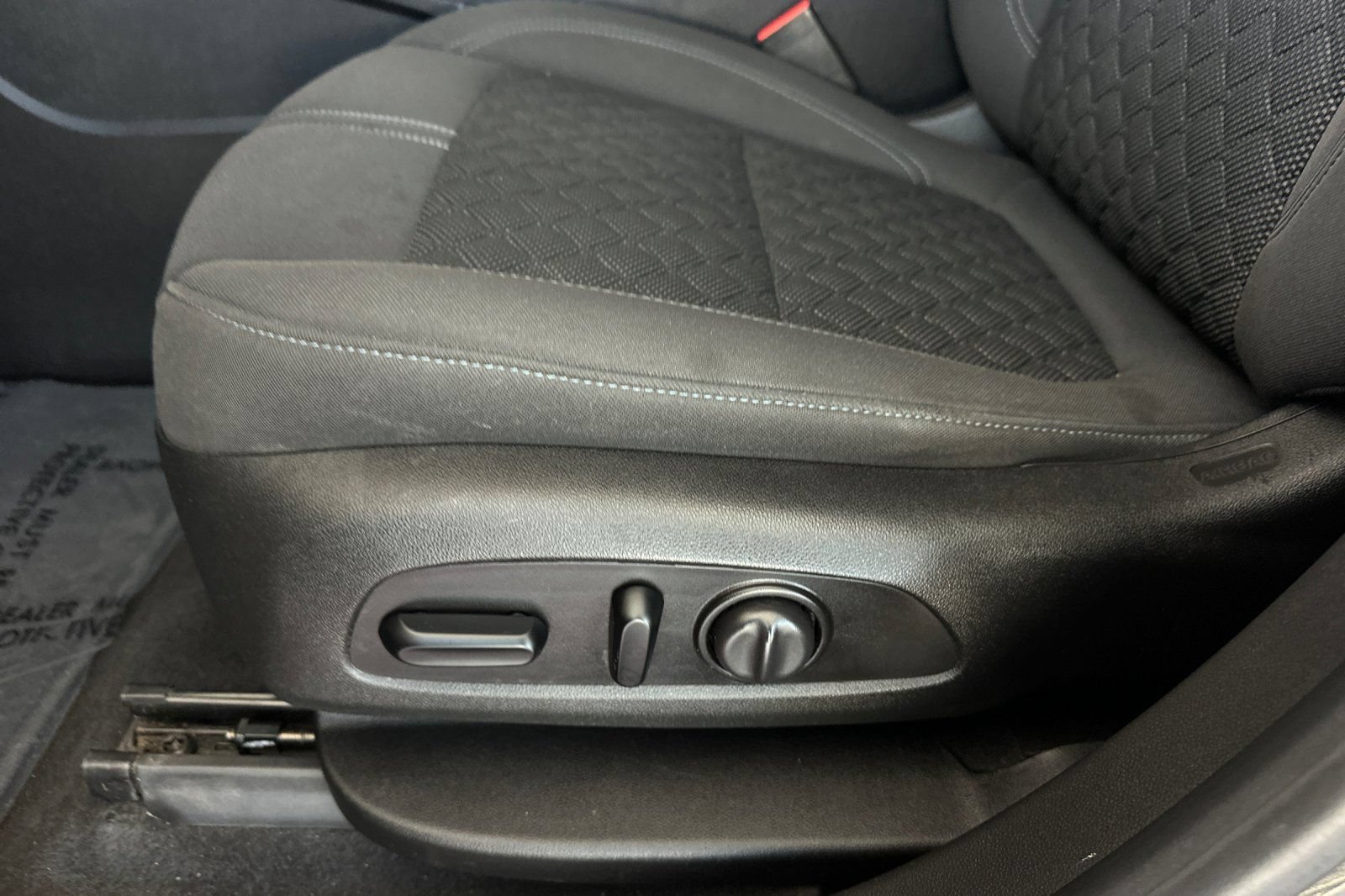 Used 2019 Chevrolet Blazer LT FWD image 13