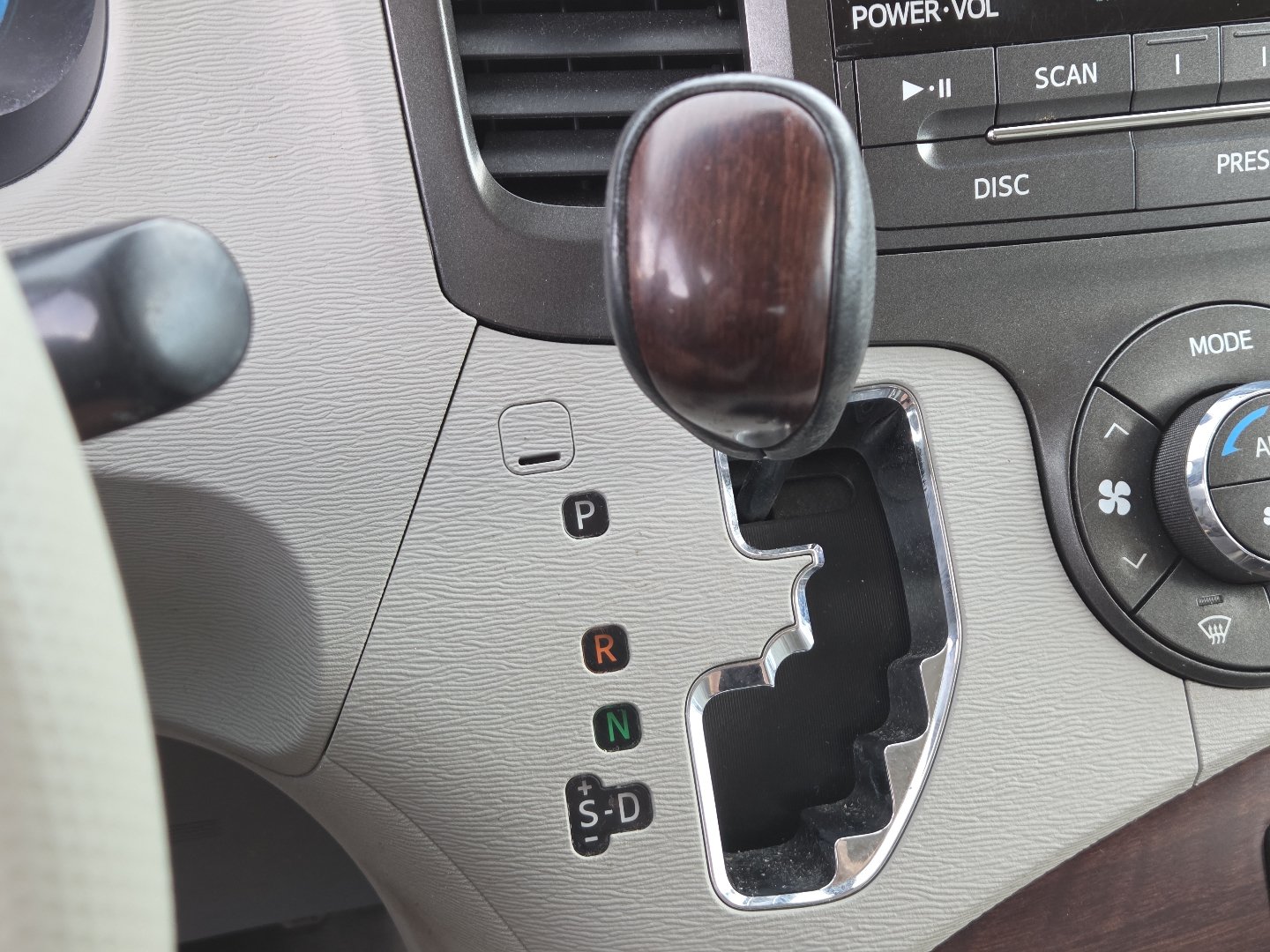 Used 2013 Toyota Sienna XLE FWD image 29