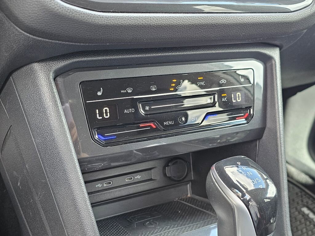 Used 2022 Volkswagen Tiguan SE image 32
