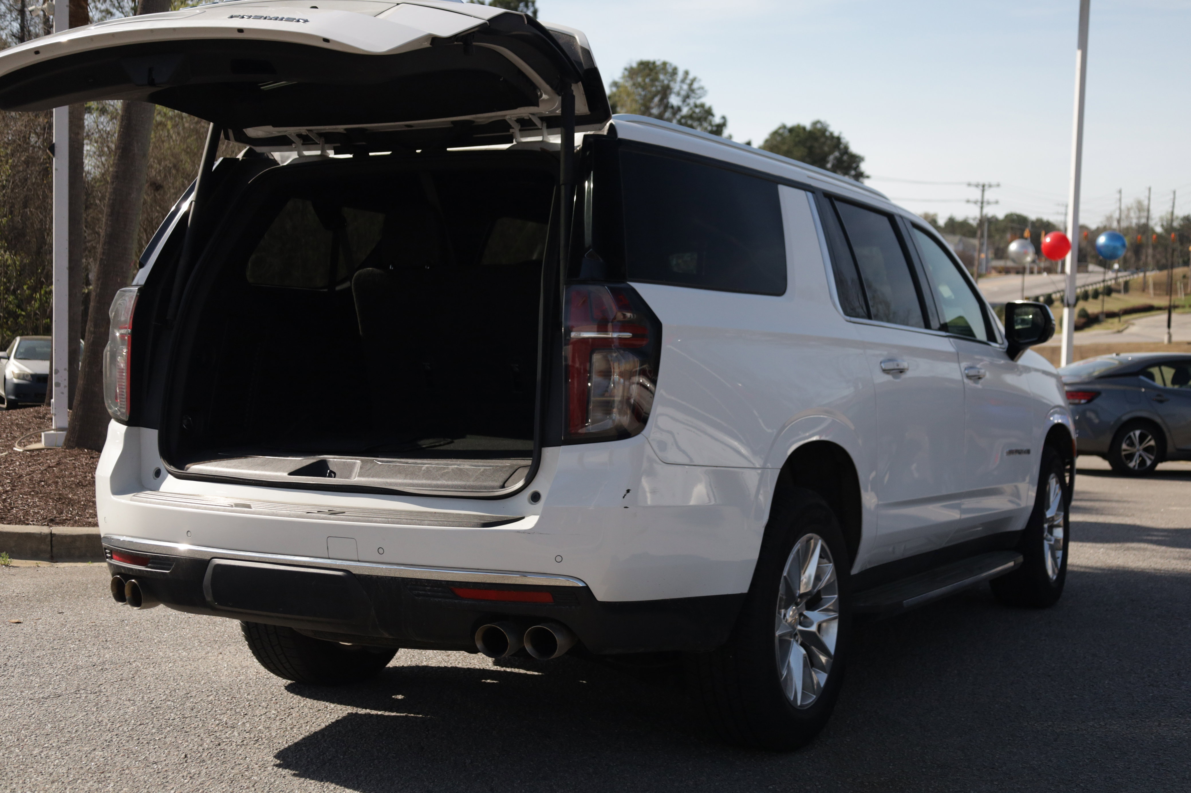 Used 2023 Chevrolet Suburban Premier image 5