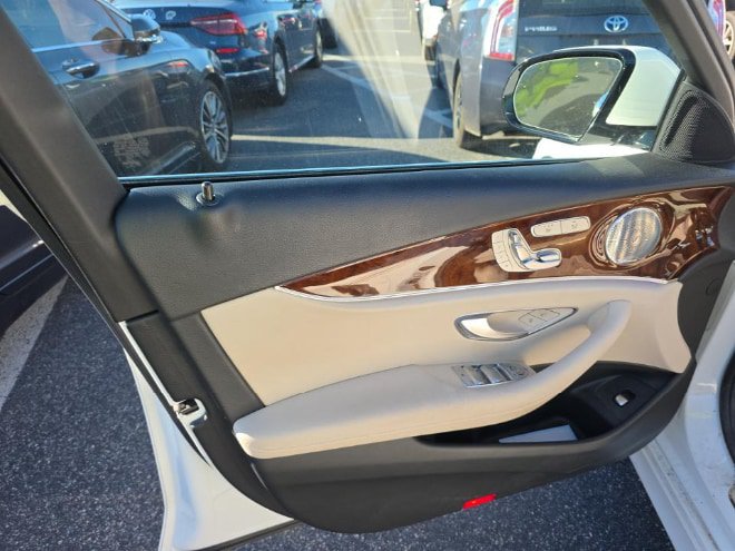Used 2017 Mercedes-Benz E 300 4MATIC image 9