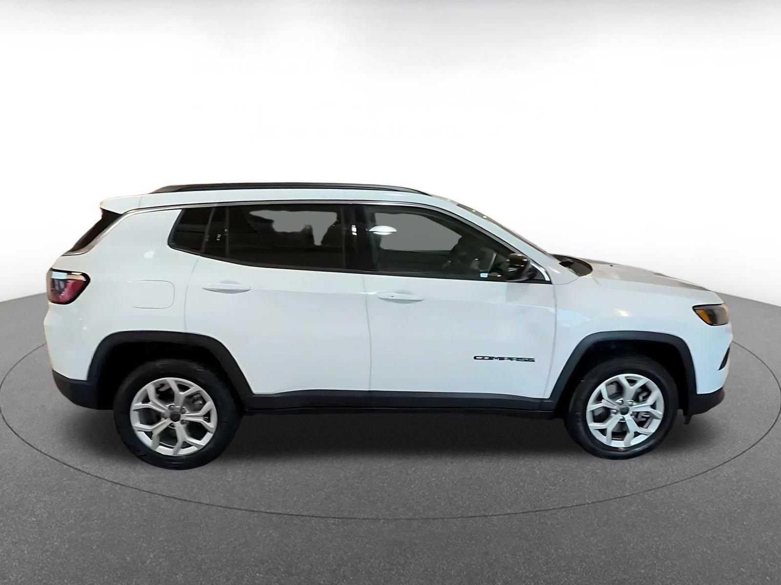 Used 2025 Jeep Compass Latitude AWD/4WD image 15