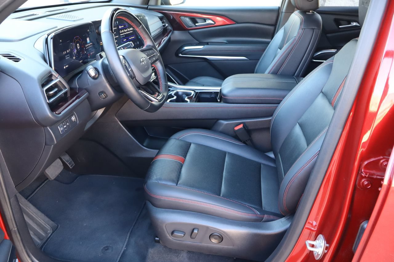 Used 2024 Chevrolet Traverse RS FWD image 17