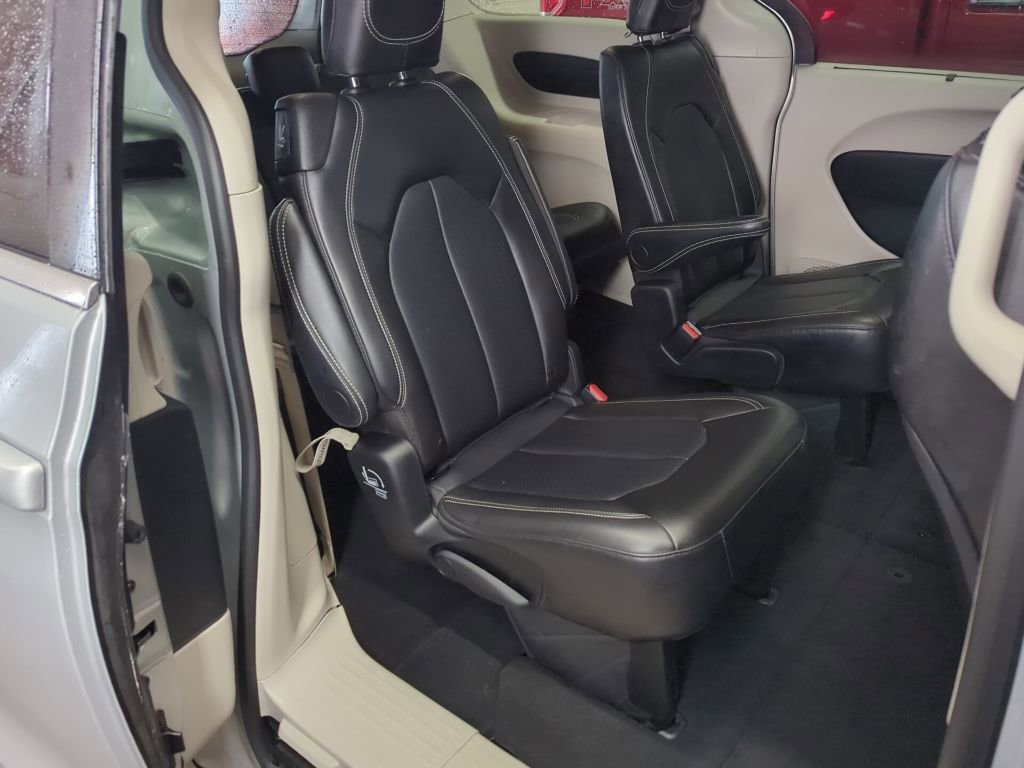 Used 2024 Chrysler Pacifica Touring-L image 37